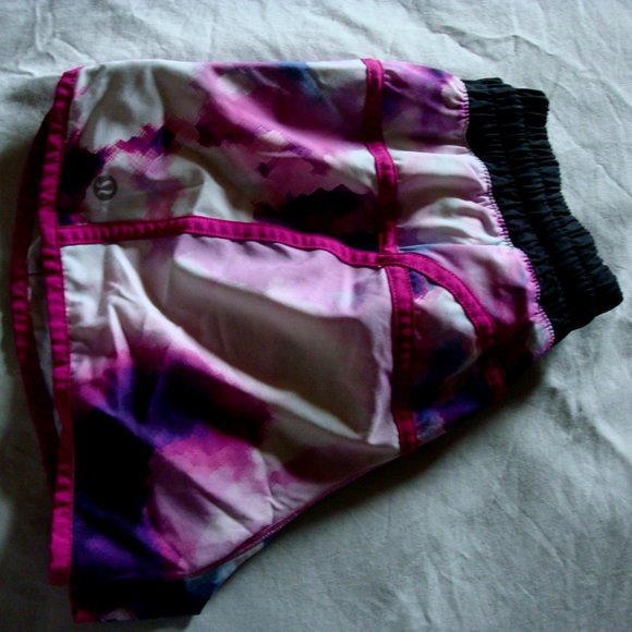Lululemon Size 6 Tracker Shorts - Picture 1 of 3